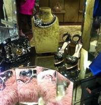 vetrina-boutique-miu-miu-roma-borse-scarpe-bijoux vetrina-boutique-miu-miu-roma-borse-scarpe-bijoux