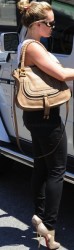 Hilary Duff con scarpe Louboutin e occhiali Prada Minimal baroque