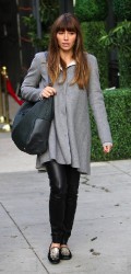 Jessica Biel con borsa e mocassini Tod's
