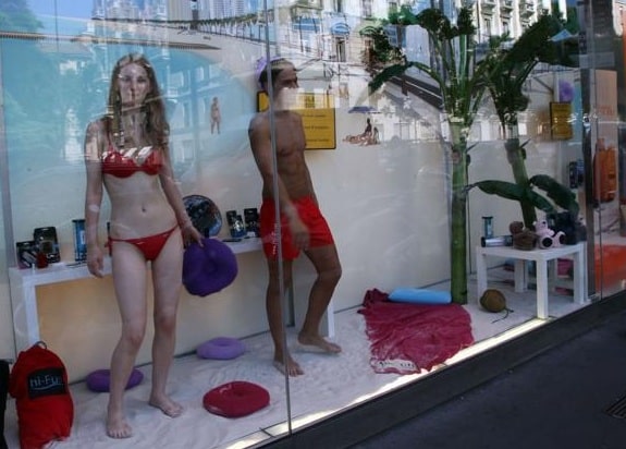 Ragazzi in vetrina da Coin a Milano