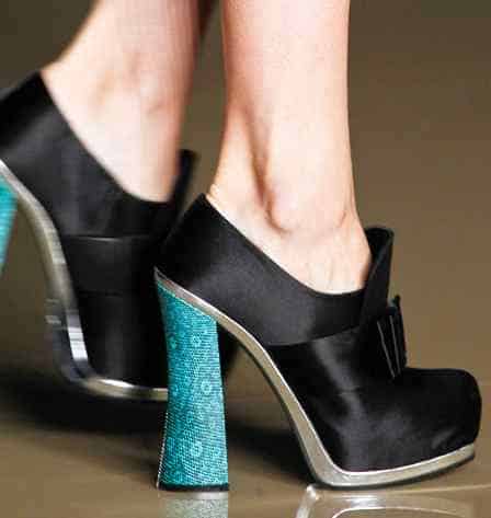 Le scarpe collezione Miu Miu autunno inverno 2012 2013 con tacco in serpente e raso
