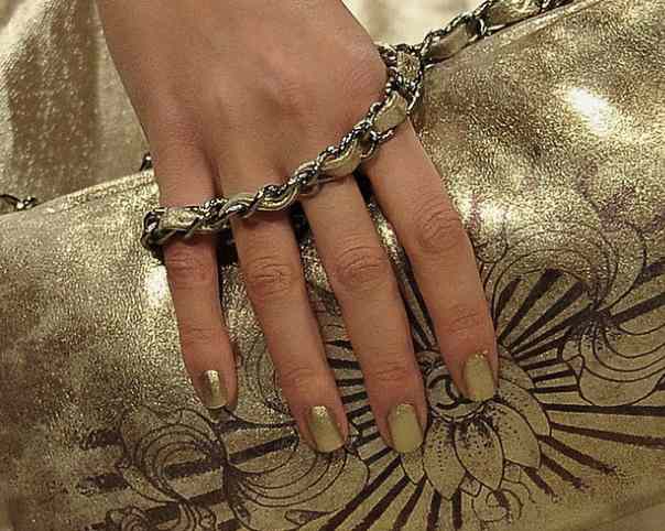 Smalto Chanel Diwali dorato
