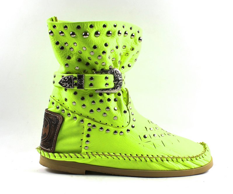 Stivale indianino basso verde lime con borchie in minuteria metallica e targhetta in cuoio