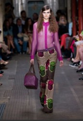 ispirazioni anni 70 moda donna pantaloni zampa