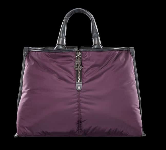 Shopping bag Moncler in nylon imbottito color prugna con manici e profili in pelle nera