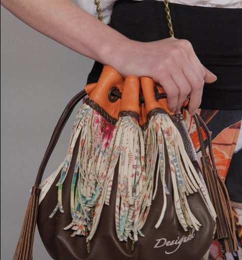 Borsa Desigual a secchiello marrone con frange stampate, manici in pelle arancione e tracolla a catena