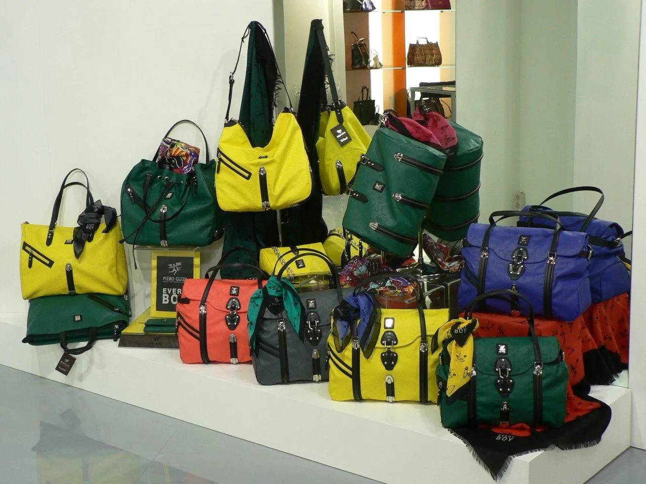 Borse Piero Guidi, collezione autunno inverno con stampa Magic Circus
