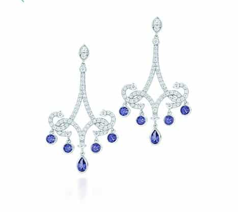 Orecchini Tiffany chandelier con montatura chiara a volute, diamanti e pietre azzurre a goccia