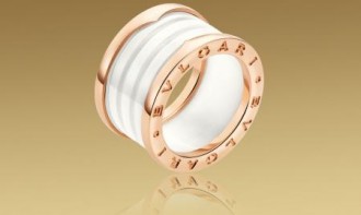 Anello B.zero1 a quattro fasce in oro rosa con ceramica bianca
