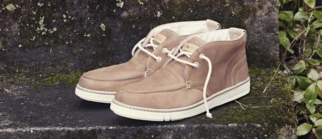 Scarpa Timberland uomo chukka in nubuck chiaro con suola bianca e lacci a contrasto