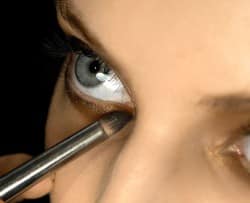 occhi azzurri make up oro