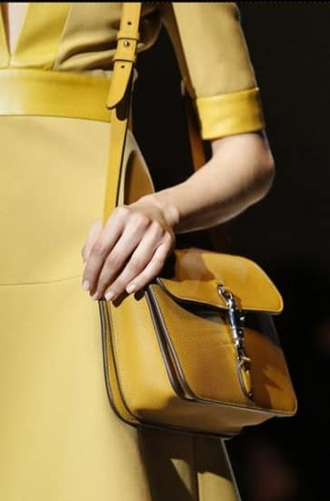 Sfilata Gucci Donna autunno inverno 2014 2015 tracolla gialla