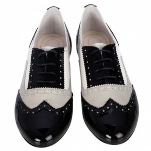 Stringate maschili in bianco e nero