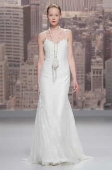 Abito da sposa Rosa Clará a linea morbida con spalline sottili e bordo in pizzo