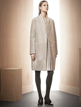  Max Mara Cappotto in astracan e sandali in pelle