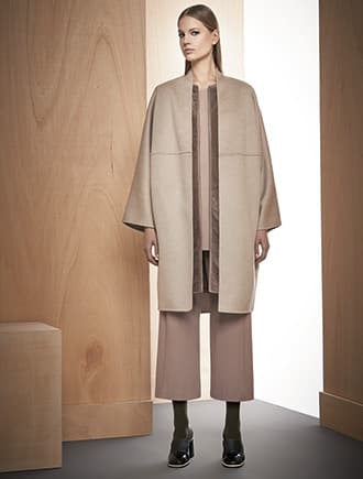  Max Mara Cappotto in cachemire, gilet estracan, blusa in seta lavata e pantaloni ampi in jersey