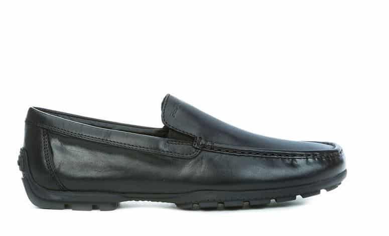 Mocassino da uomo Geox in pelle nera con suola in gomma a tasselli