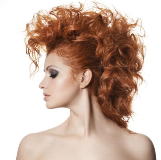 Capelli ricci acconciature fai da te semplici cresta