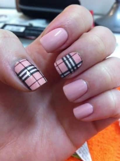 Nail art semplici per unghie corte burberry