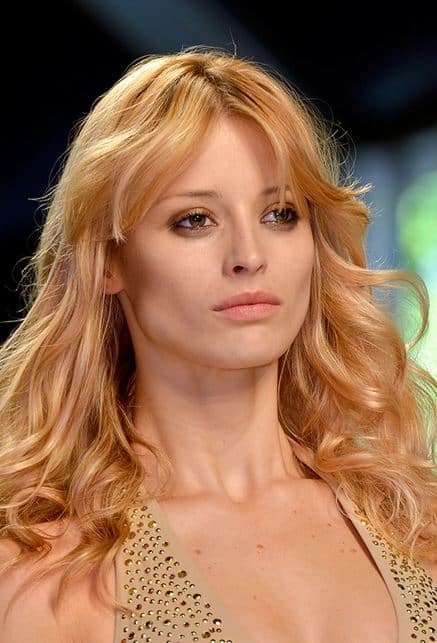 Capelli biondo ramato albicocca lunghi e mossi con radici più scure