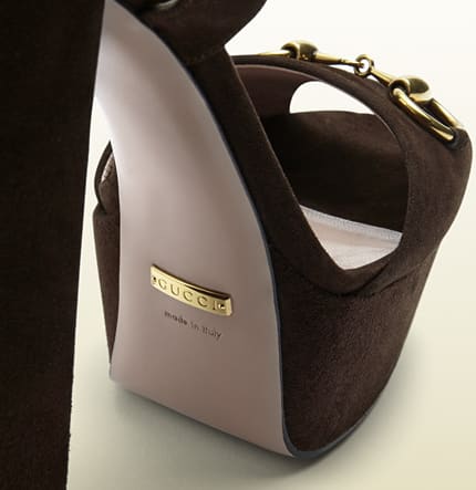 Gucci sandalo con morsetto e plateau camoscio