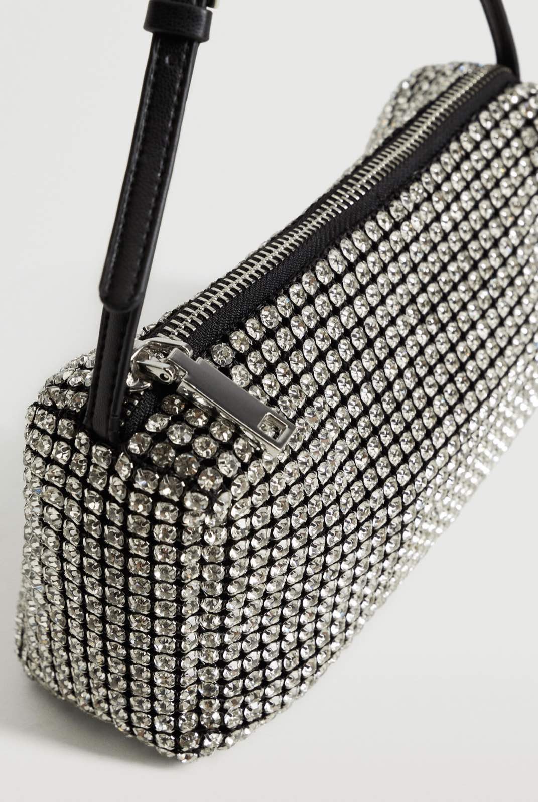 Dettaglio borsa Mango con strass e cristalli da sera con tracollina 2021 2022