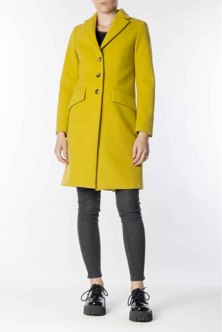 cappotto colore verde acido con tre bottoni centrali