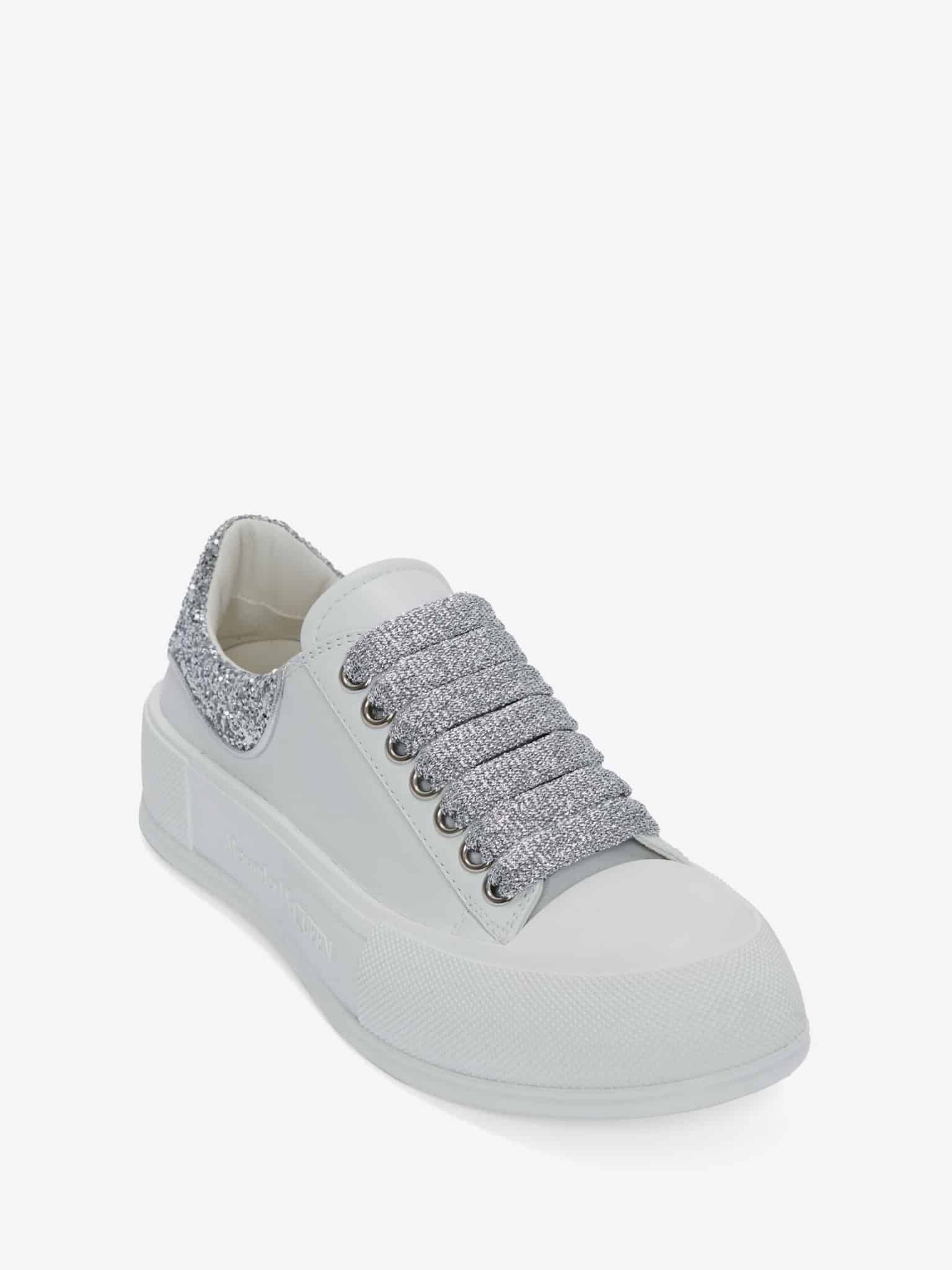 Sneakers bianche con lacci rilucenti scarpe Alexander McQueen 2022
