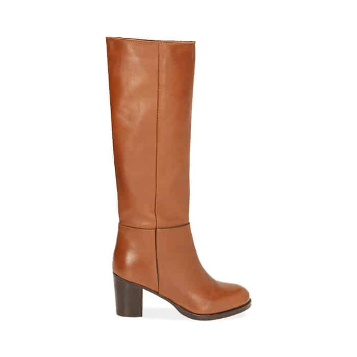 stivale alto in cuoio collezione scarpe primadonna 2021 2022