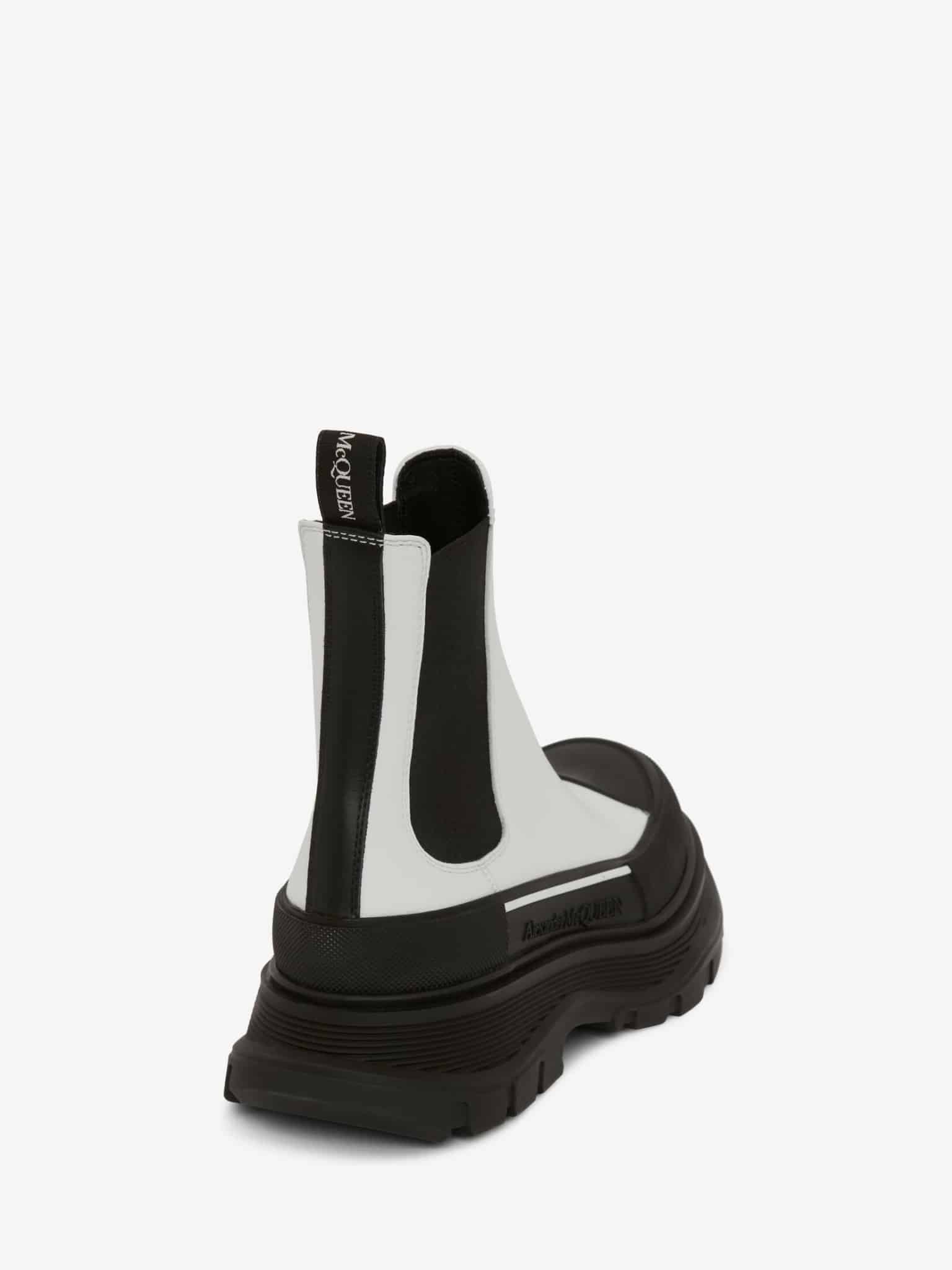 Stivaletto Alexander McQueen bicolore nero e bianco con suola in gomma 2022