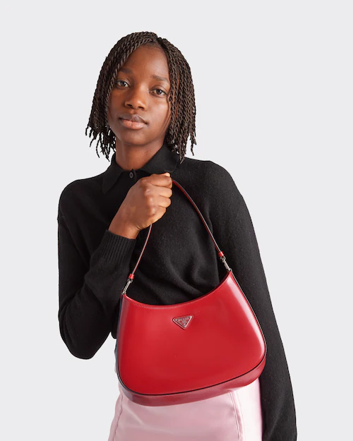Accessorio a mano di colore rosso borsa primaverile estiva