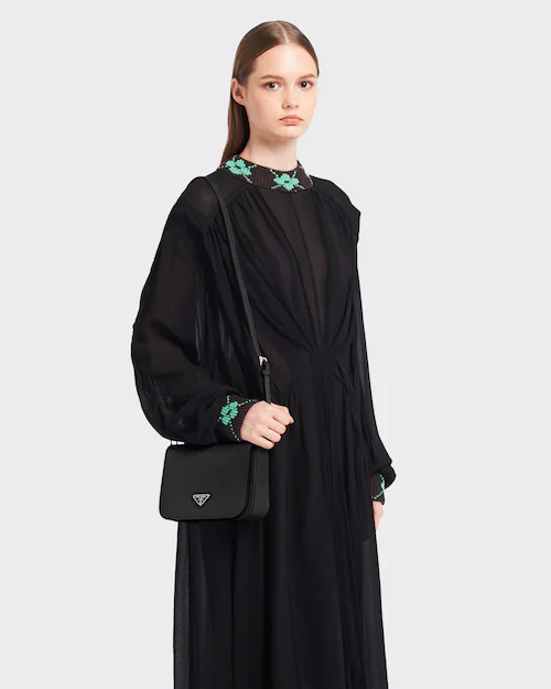 Borsa a spalla di colore nero