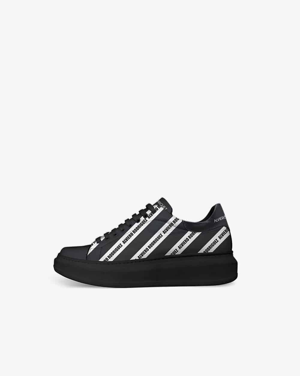 Scarpa walk one nera con logo di Alviero Rodriguez