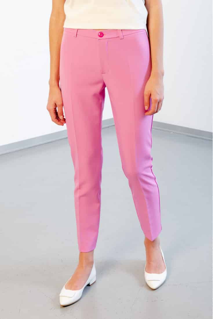 pantaloni di colore rosa a gamba stretta primavera estate collezione Sandro Ferrone primavera estate 2022
