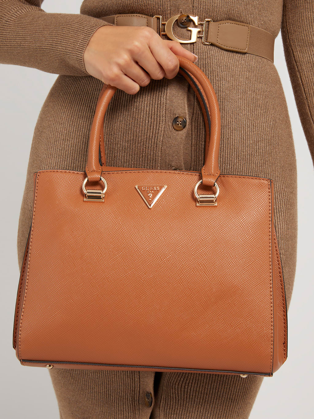 Borsa a mano di colore marrone collezione borse Guess primavera estate 2022