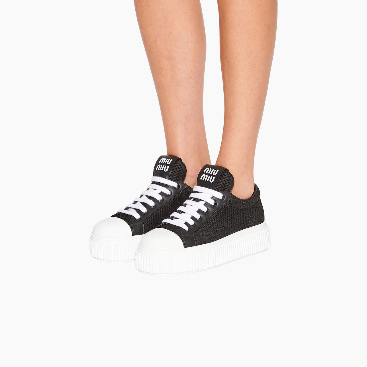 Sneakers nere con platform suola alta bianca e lacci bianchi estivi primaverile 