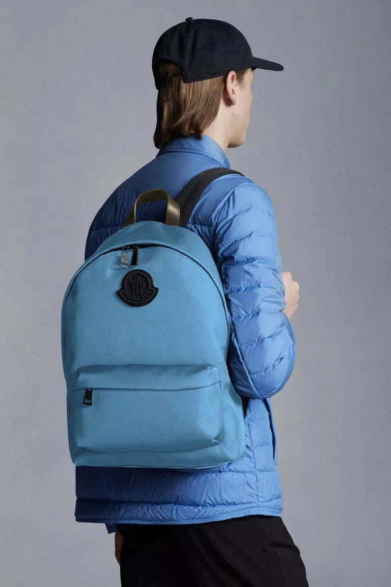 zaino azzurro comodo ed elegante per uomo e donna
