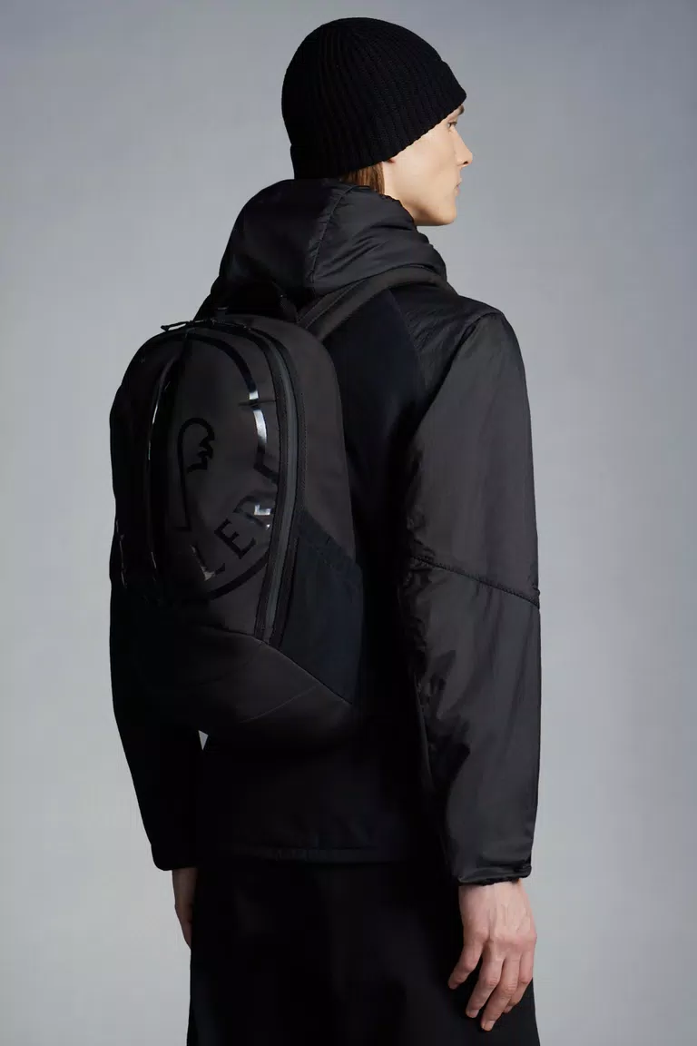 Zaino Moncler con spallacci regolabili di colore scuro