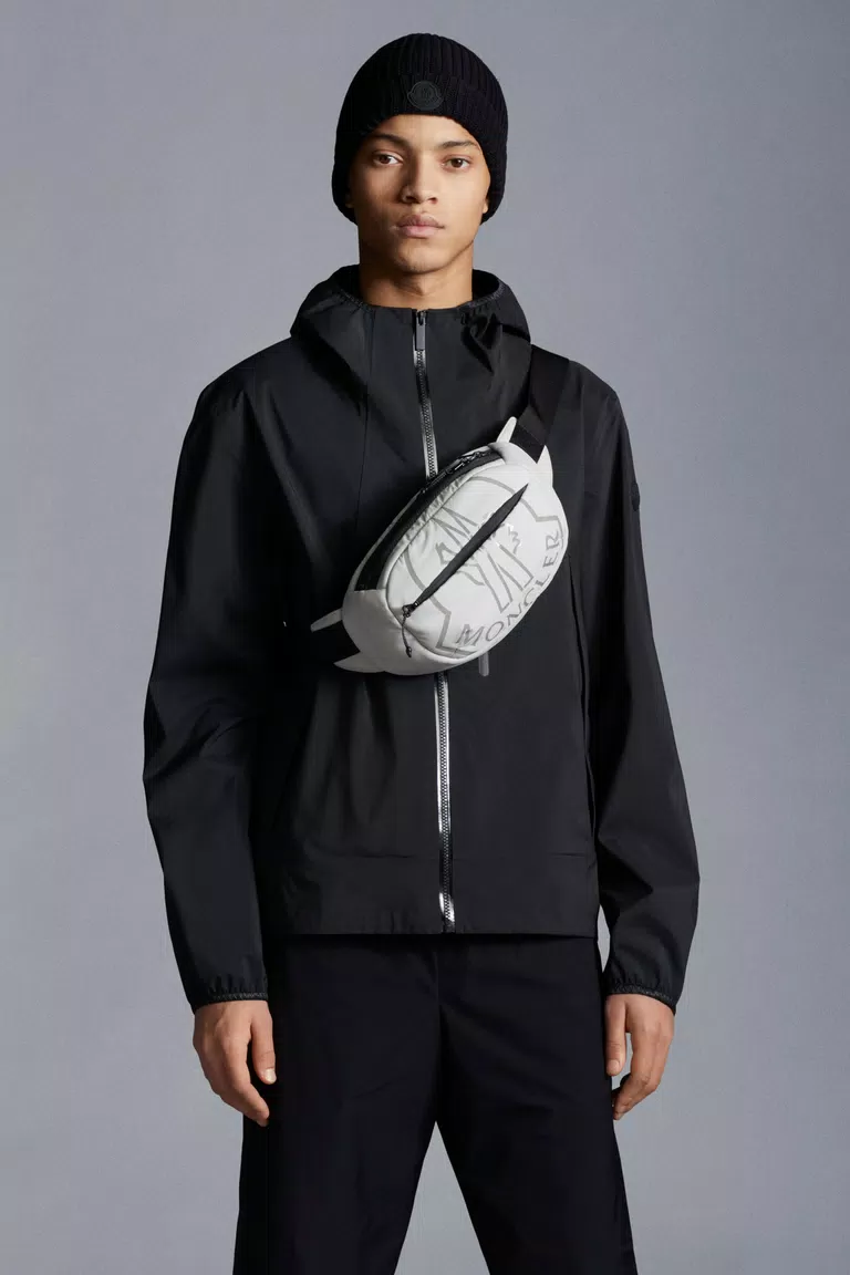 marsupio chiaro con finiture scure per uomo o donna della moncler 2022