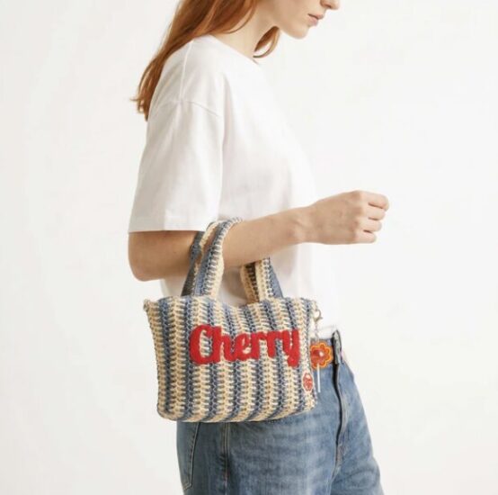 Borsa mare Carpisa mini in uncinetto con scritta Cherry e ciondolo fiore
