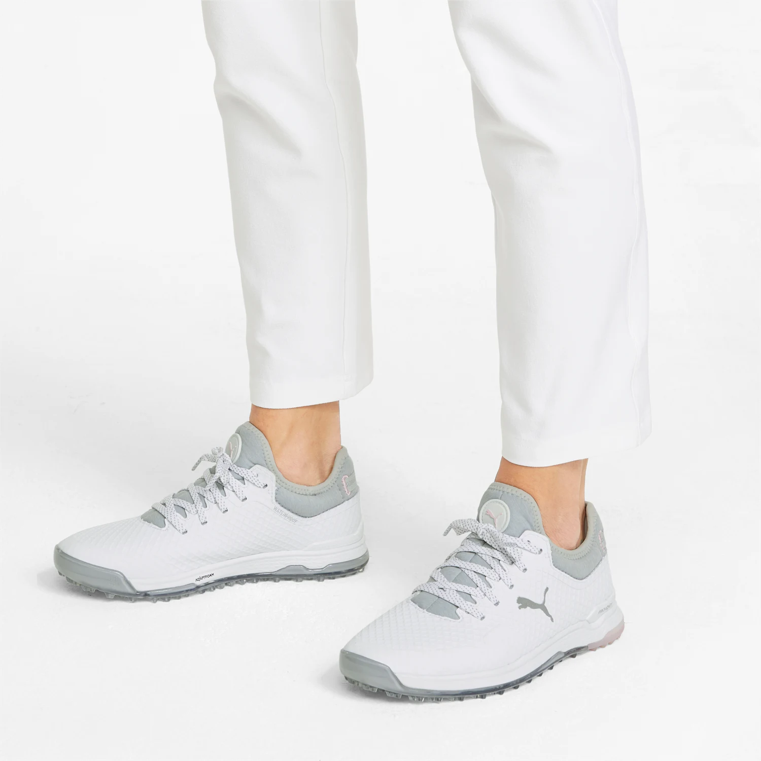 Collezione di scarpe da ginnastica bianche di marca