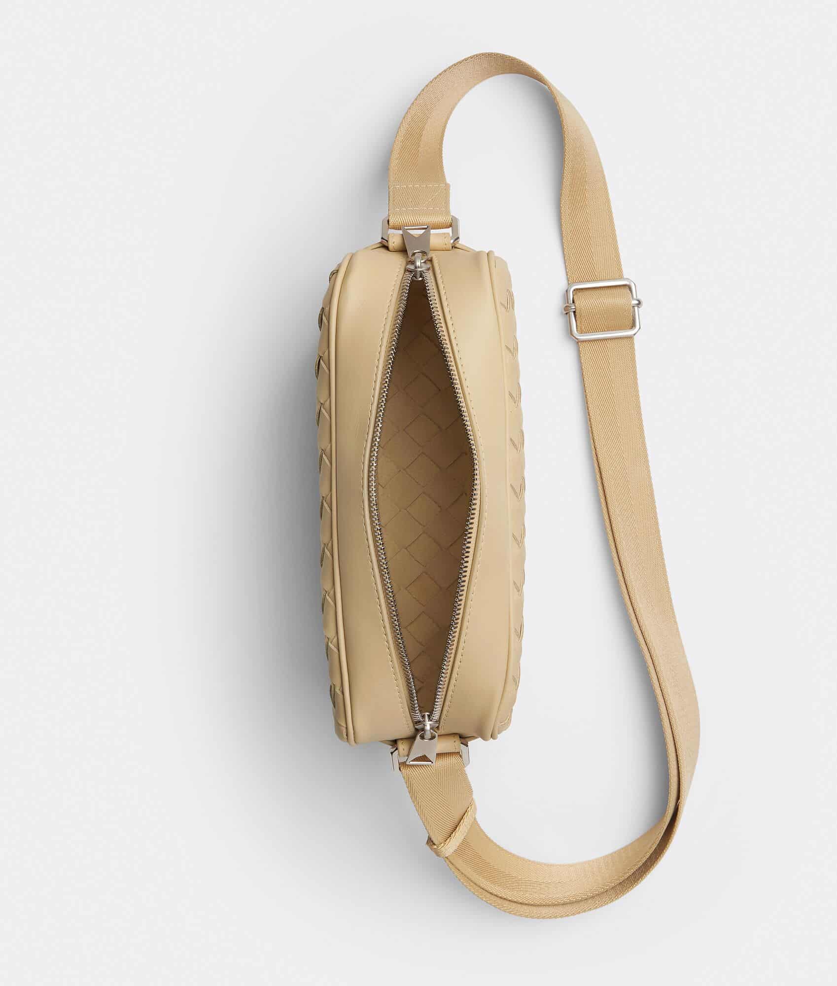 borsa colore chiara in pelle di agnello intrecciata stagione invernale