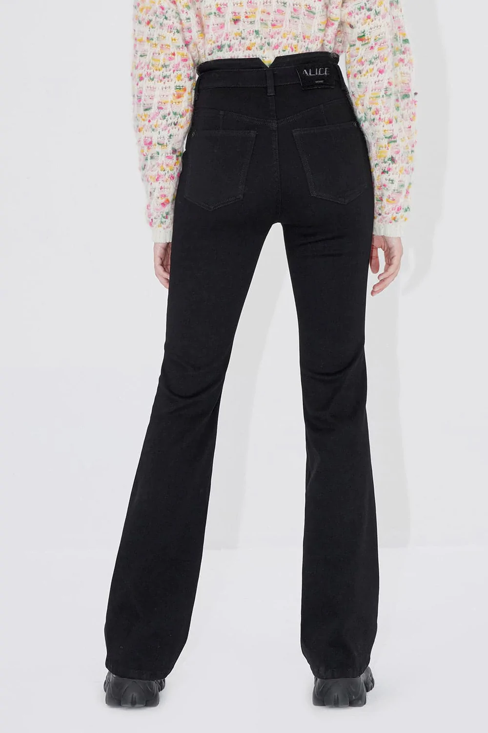 Misto cashmere e gamba larga per questi jeans