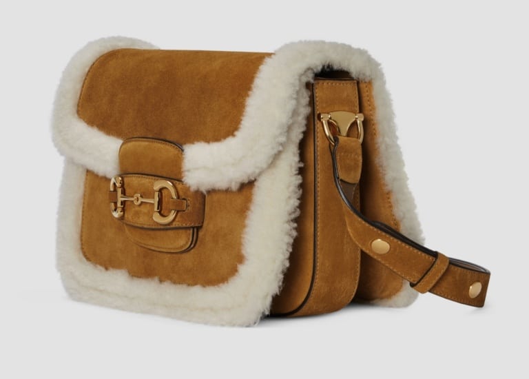 Borsa Gucci Horsebit 1955 in camoscio cognac con bordo in montone e tracolla regolabile