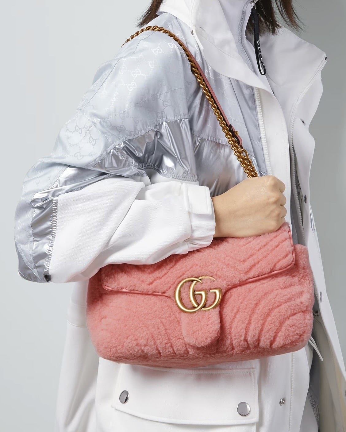 tracolla di colore rosa con tessuto soffice elegante gucci