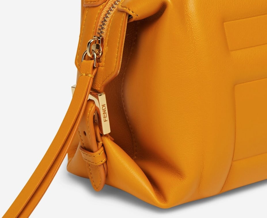 particolare della borsa Fendi FF Cuber 2024 giallo scuro