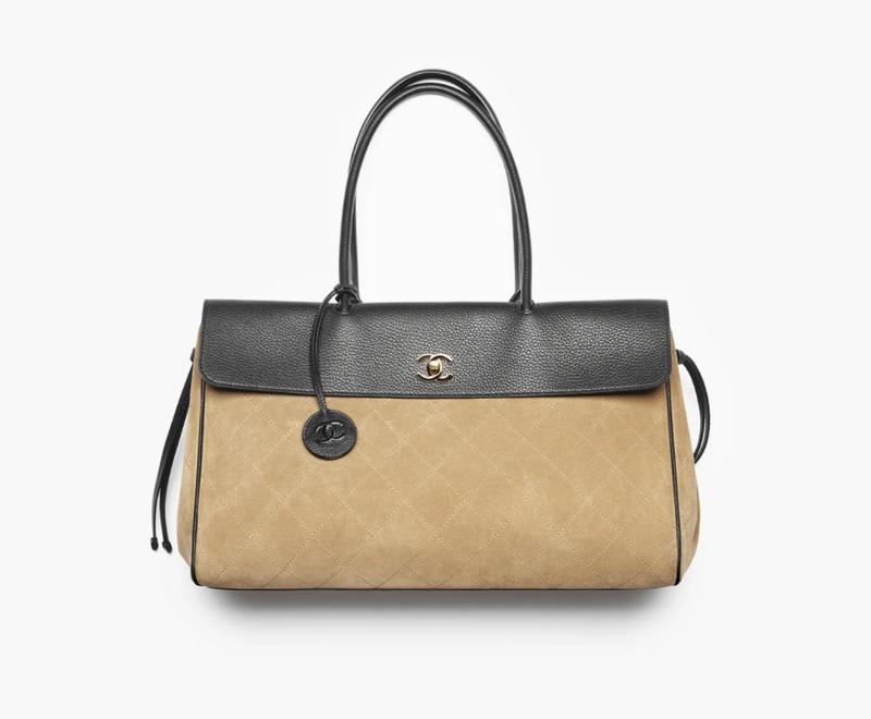 Borsa Chanel originale: patta in pelle martellata, corpo in camoscio e logo CC