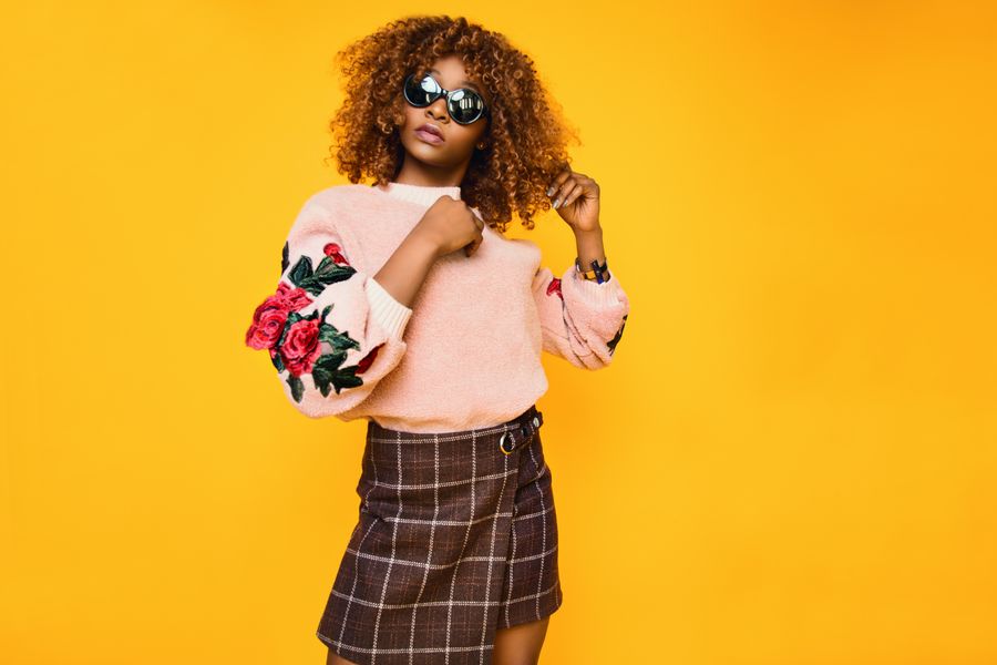 Gonna corta a vita alta: una scelta che allunga le gambe se sei bassa