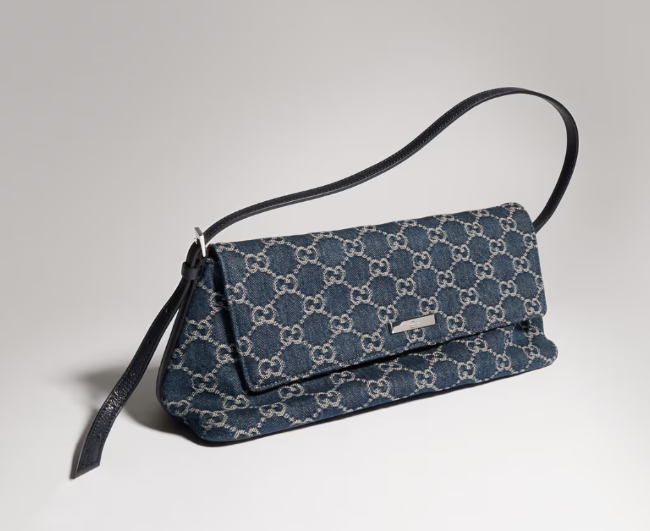 Monogramma GG regolare e simmetrico su una borsa Gucci originale in denim