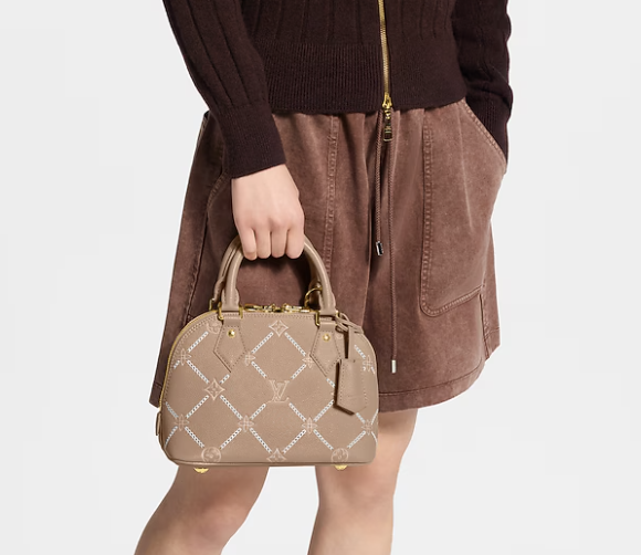 Borsa Louis Vuitton Alma originale indossata con targhetta in pelle